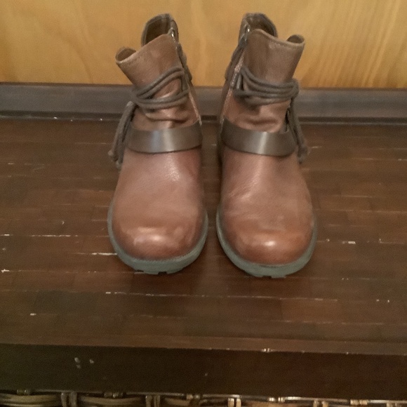 Earth Origins Ankle Boots - Picture 3 of 6